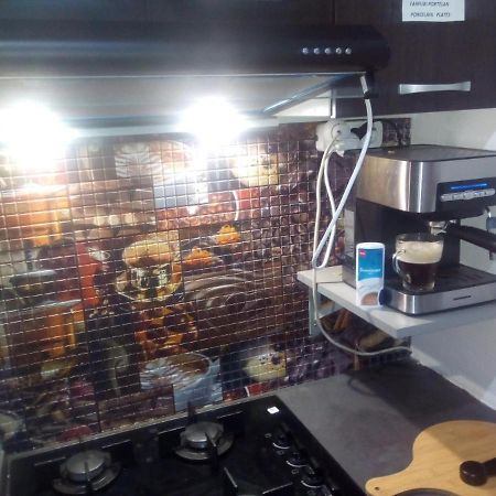Hostel Florentin Camere Bai Comune Acces Bucatarie Cheap Rooms Smart Tv Netflix Constanta Kitchen And Laundry Machine Acces Fast Wifi المظهر الخارجي الصورة